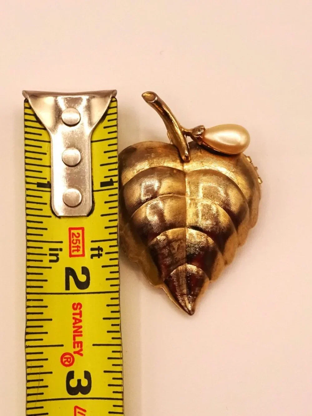 Vintage AVON Compact Solid Charisma Glace Perfume Pin Brooch Leaf Teardrop